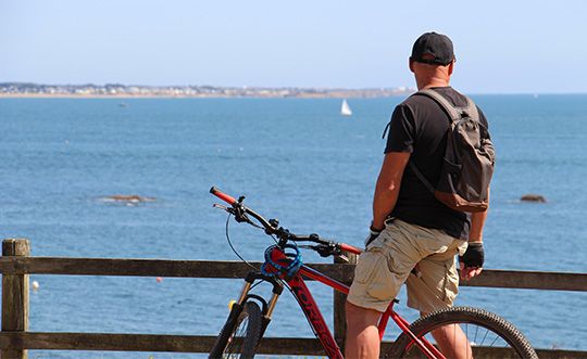 Touriste faisant du vélo à Clohars-Carnoët