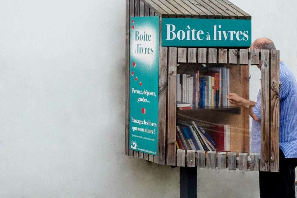 Boîte à livres vintage en bois pour ranger des trésors et